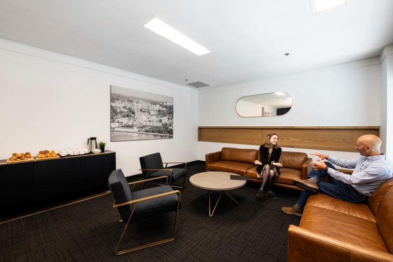 Vous voulez des négociations dans une atmosphère chaleureuse ? Le salon Tidan avec vue sur l'atrium et un cadre confortable est conçu pour des échanges professionnels en toute confiance.