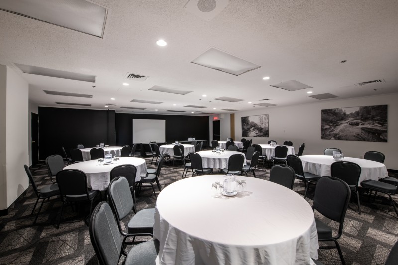 Salle RIVIÈRE DU MOULIN – Hôtel La Saguenéenne, Chicoutimi