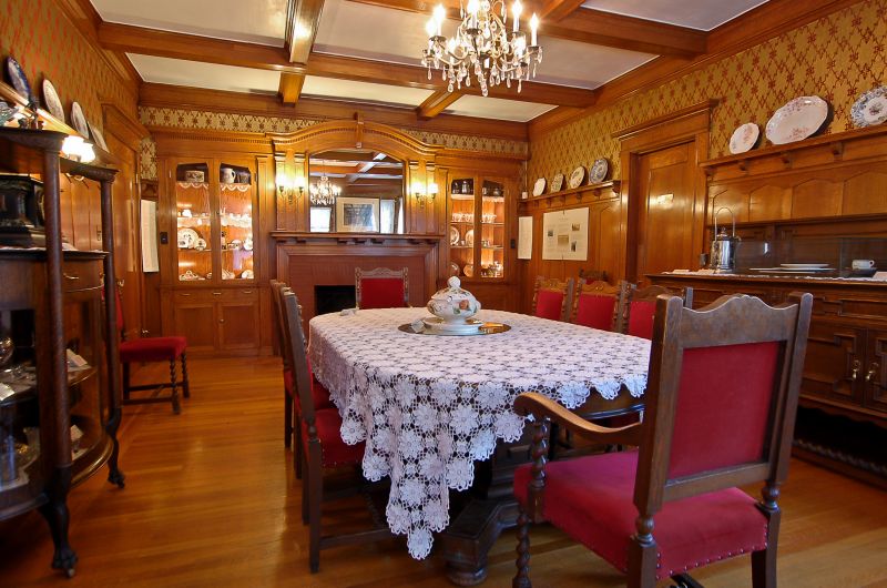 Salle à manger du Château Arthur-Osmore-Norton, construit en 1912 et qui abrite le Musée Beaulne depuis 1976.