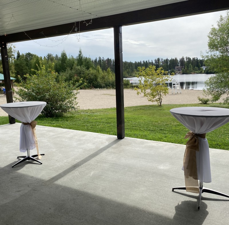 Belle terrasse couverte, donnant vue sur le lac Serein.
