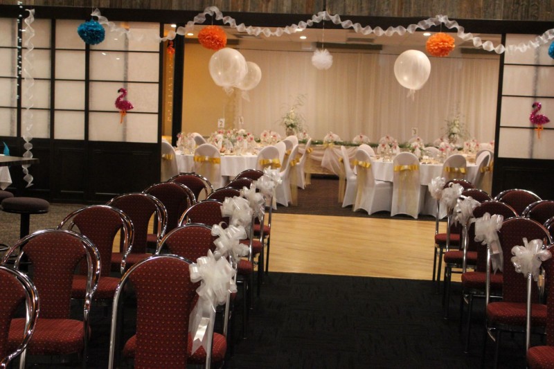 Vous célébrez votre mariage avec un célébrant, cette salle est  l` idéale. D`un côté de la salle vous pouvez  faire l`échange de vos voeux et de l`autre côté vous avez  le service de repas.