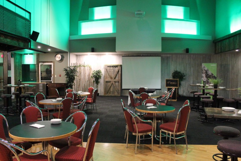 Cette salle convient très bien pour un 5 à 7 entre collègues de travail