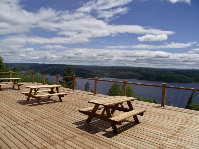 Accès à notre terrasse extérieure surplombant le Fjord.