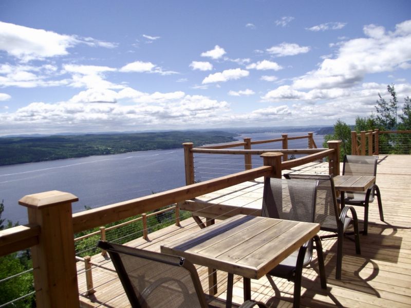 Accès à notre terrasse extérieure surplombant le Fjord.