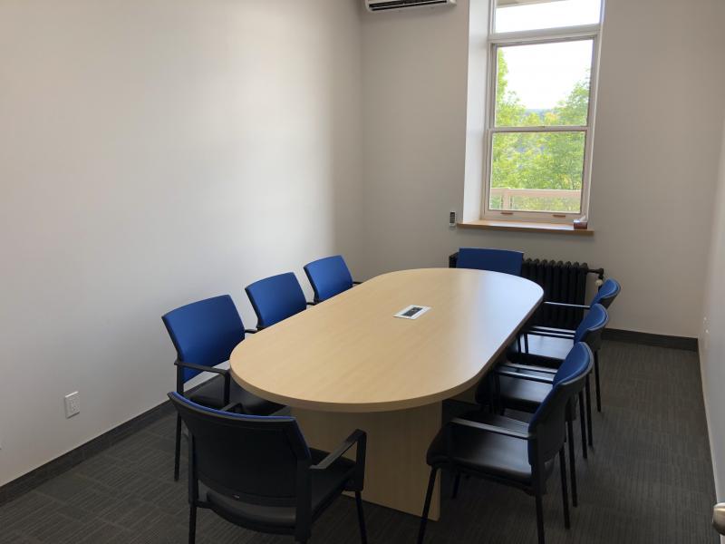 Peut accueillir jusqu'à 8 personnes, cette petite salle est équipée de l'air climatisé, un projecteur et service complet de restauration sur place.