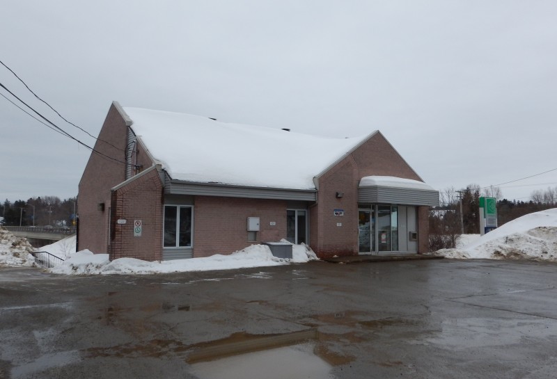 entrée derrière en passant par la gauche du bâtiment