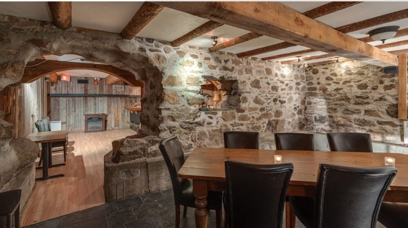 Salle Pub/Cave à vin – Auberge West Brome, Lac-Brome