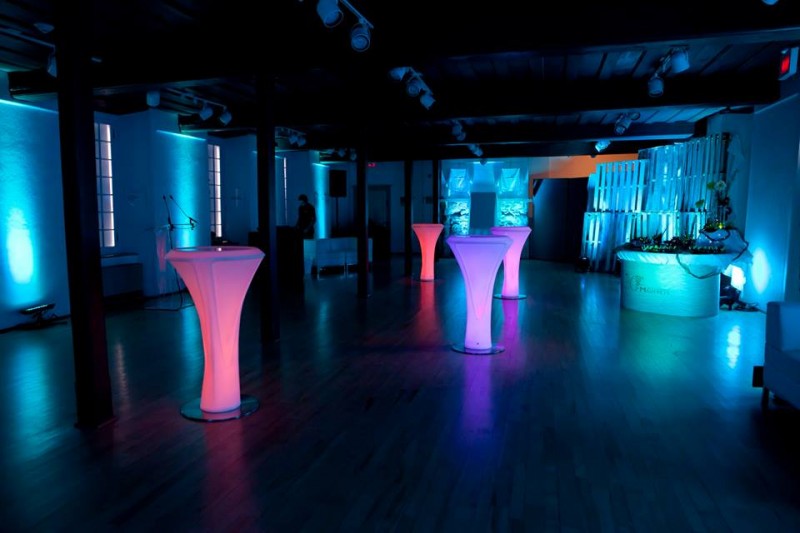 Cocktail avec tables lumineuses