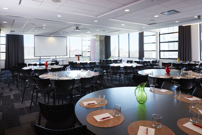 Salle Fuchsia-Rose – HÔTEL ALT MONTRÉAL, Montréal