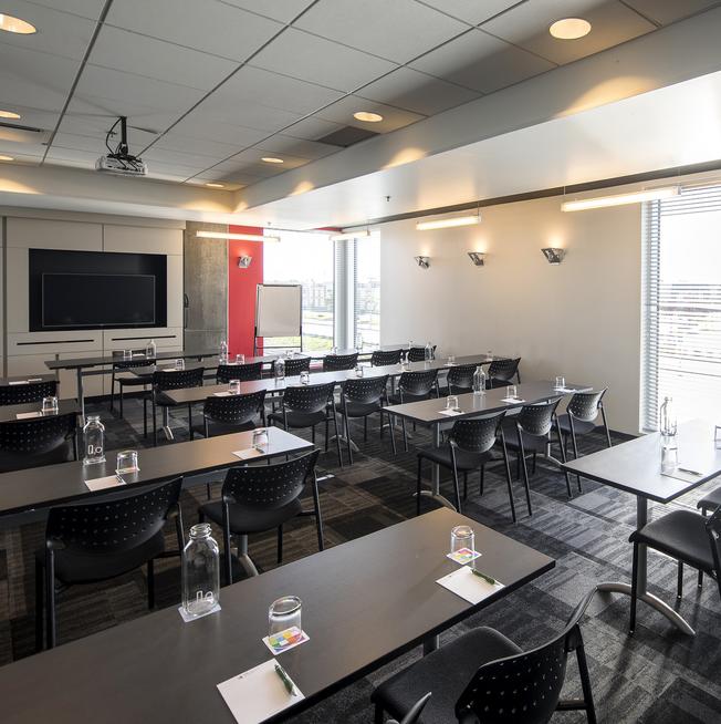 Salle Rouge, Violet et Fuchsia – HÔTEL Alt QUARTIER DIX30, Brossard