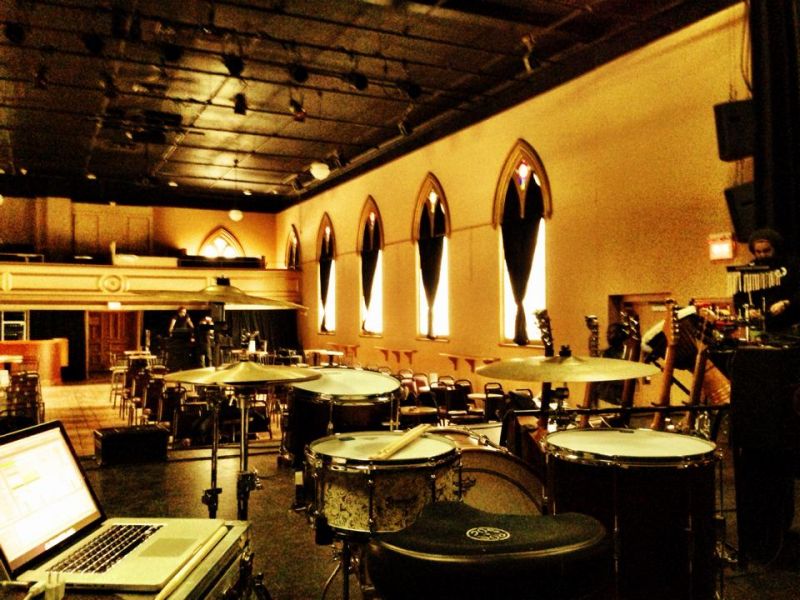 Salle style cabaret - vue de la scène