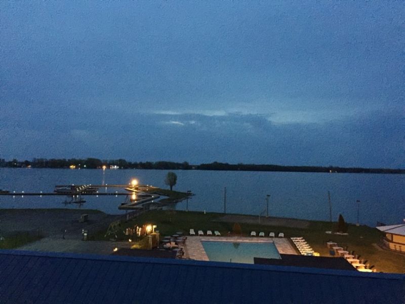 Terrasse et marina vue d'ensemble en soirée