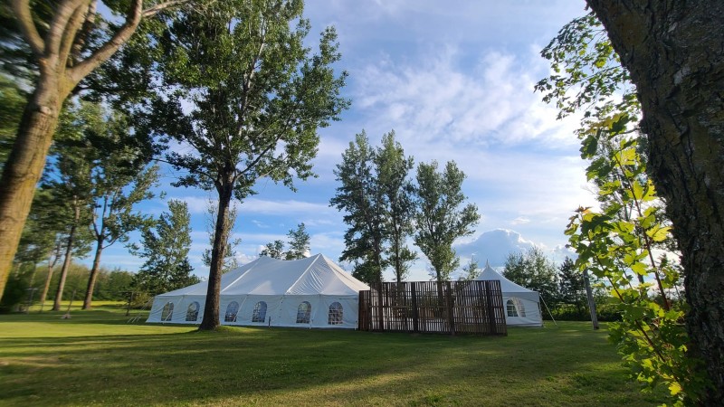 Chapiteau géant, site des Peupliers Géants