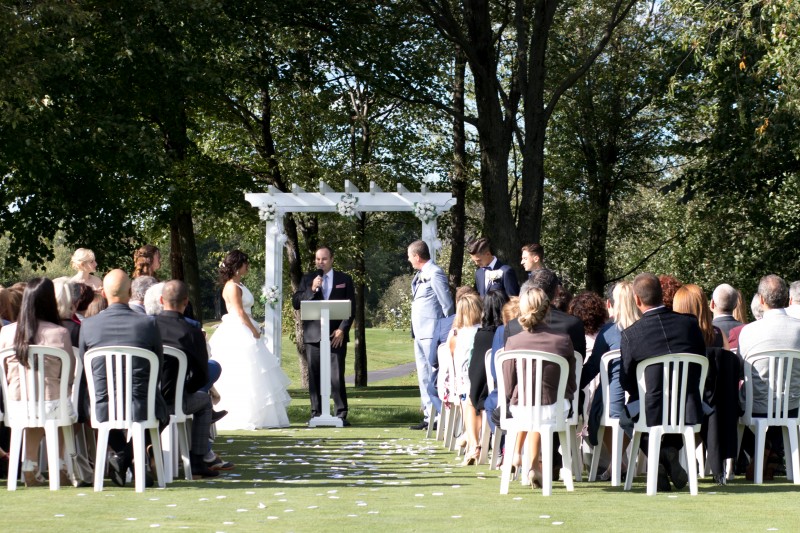 Notre site de cérémonie est situé à quelque 100 mètres du pavillon.