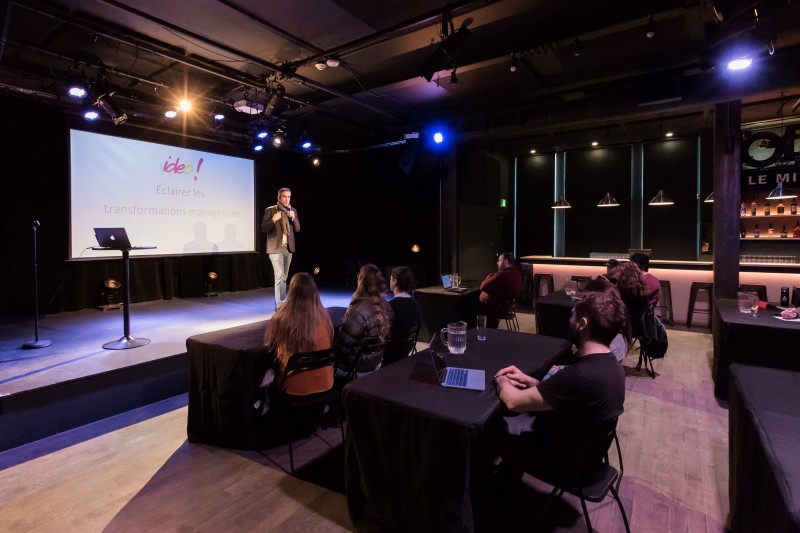 Salle principale (configuration avec grande table pour conférence) - 02