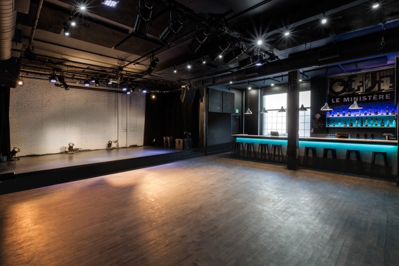 Salle principale (Mur de brique blanc)