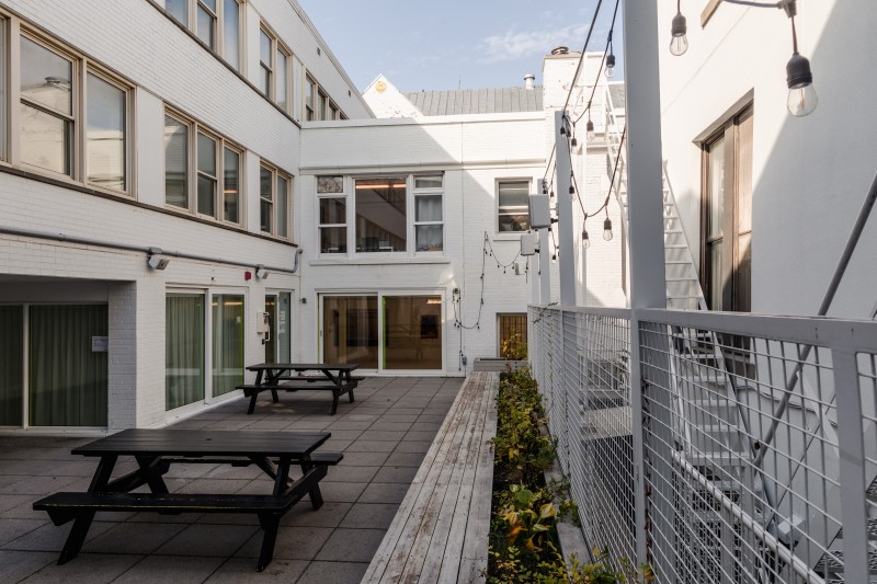 Autre espace disponible au Livart : La cour intérieure.