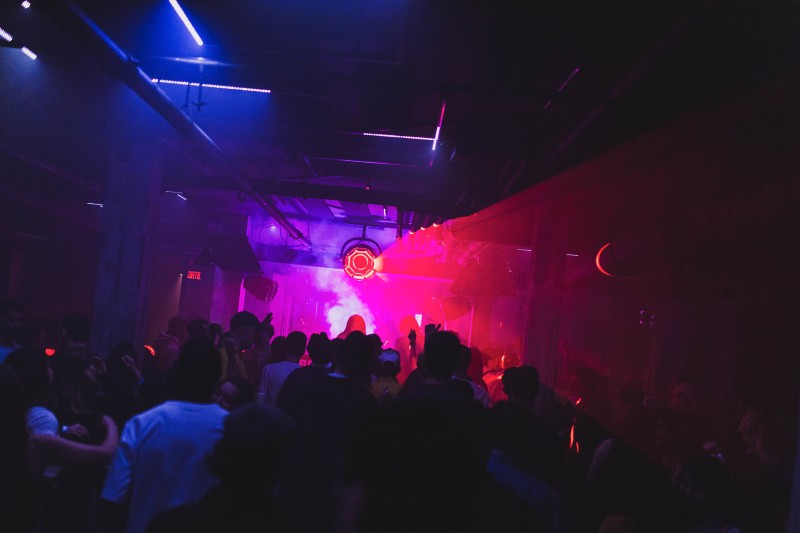 Système de lasers IVL   machine à fumée dans la grande salle