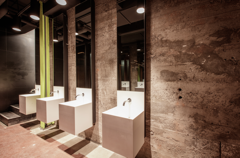 Les salles de bains de la Grande salle.