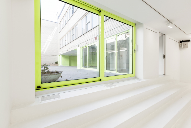 La porte coulissante menant à la cour intérieure.