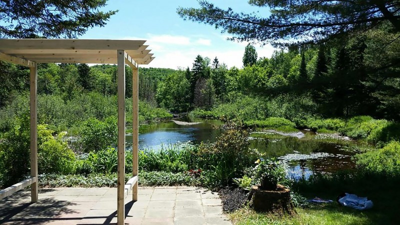 Bord de l'eau avec Pergola