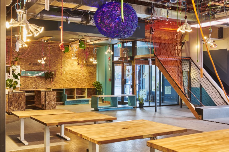 La boutique, le module de jeu, les tables à hauteur amovible.