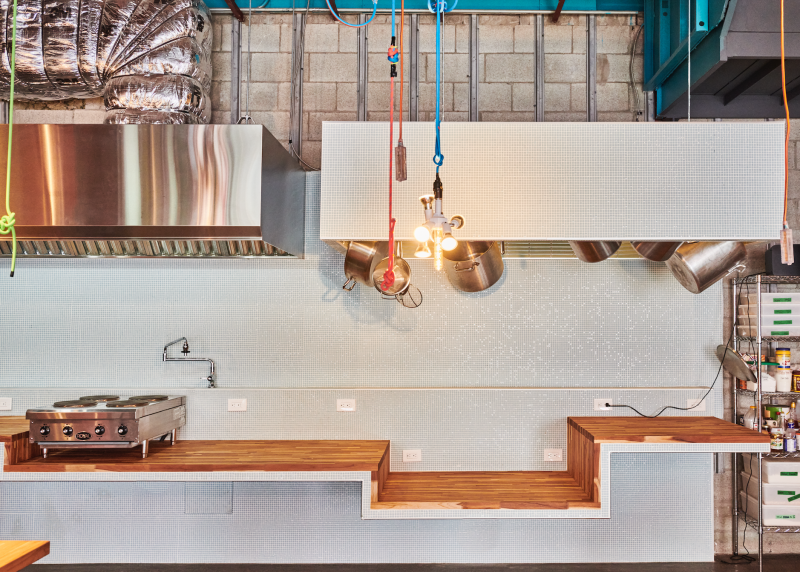 Une cuisine équipée.