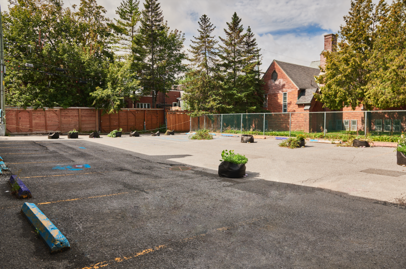 Un stationnement avec accès direct à l'intérieur.