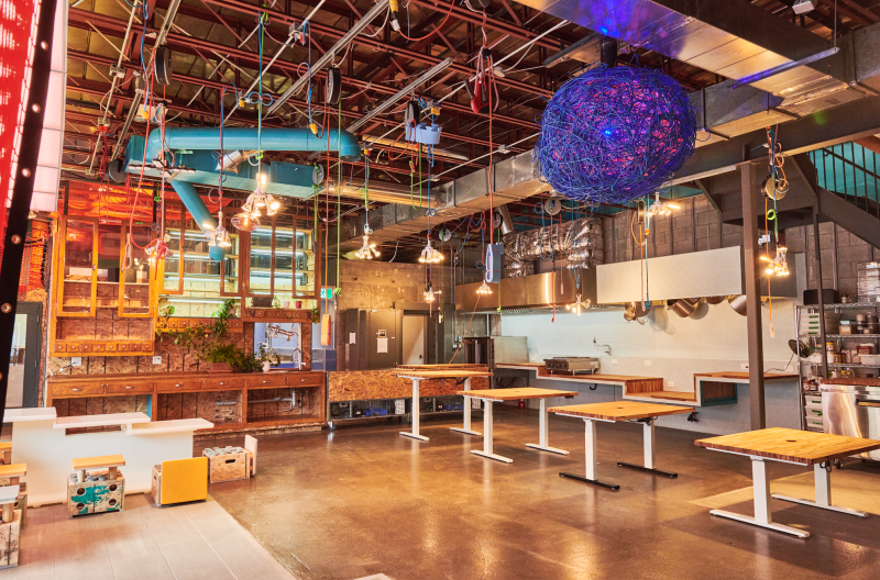 Un espace éclaté, incluant plancher de danse et boule disco surprenante!