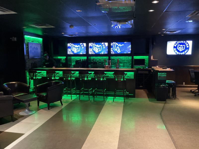 Service de bar et traiteur sur demande. Pouvant accueillir jusqu’à 140 personnes. Minimum 40 personnes.