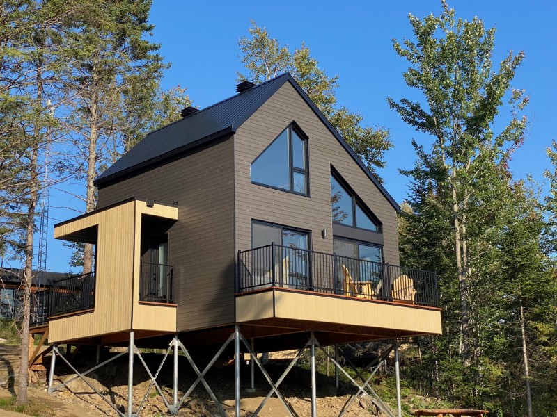 L'un de nos huit chalets à proximité de la salle.