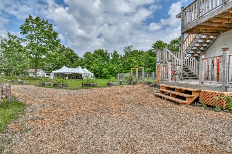 Terrain extérieur a l'auberge