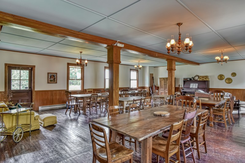 Salle de rececption de l'auberge de 65 personne ( monté pour 40 personnes sur photo )