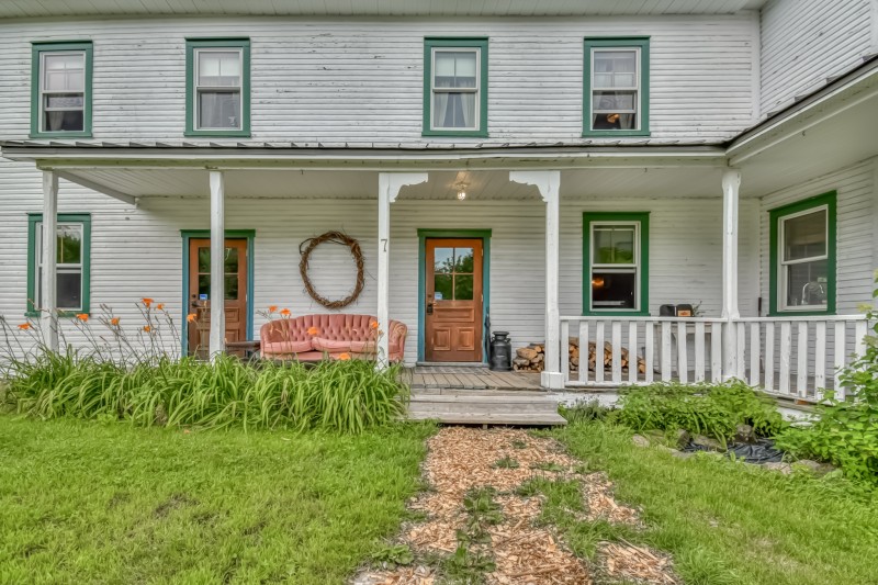 Porte de l'auberge et salle de réception