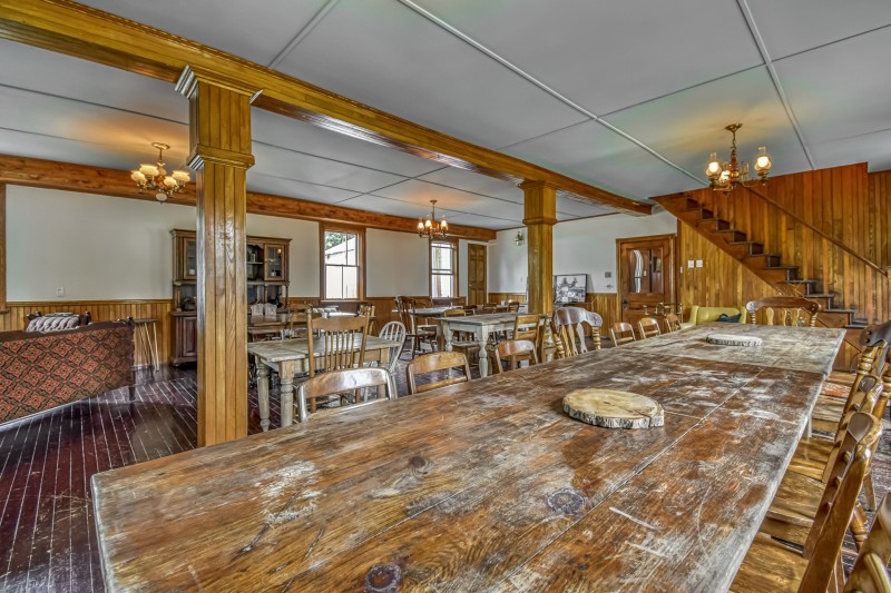 Salle de rececption de l'auberge de 65 personne ( monté pour 40 personnes sur photo )