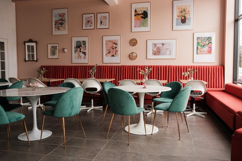 Salle de formation toute équipée 32 personnes assises (banquette et chaises). Fenestration et luminosité incomparable, avec toiles solaires au besoin. Le choix pour un événement dynamique et stimulant