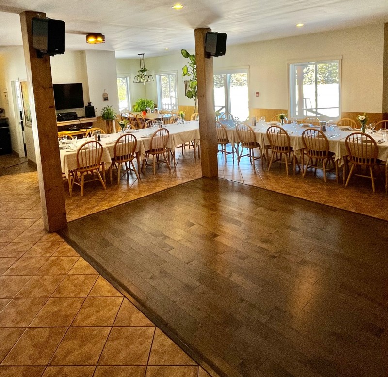 Tables configurées pour un groupe de 25 personnes