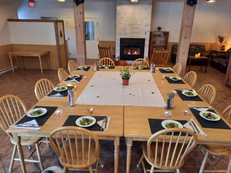 Salle à manger configurée pour petit groupe