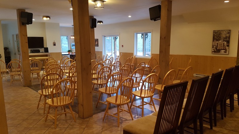 Salle à manger configurée pour conférence capacité de 40 personnes assises