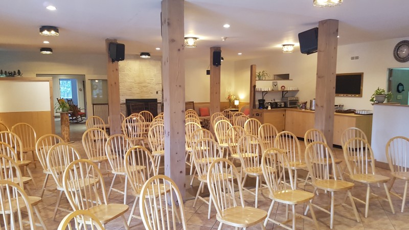Salle à manger configurée pour conférence, capacité de 40 personnes assises