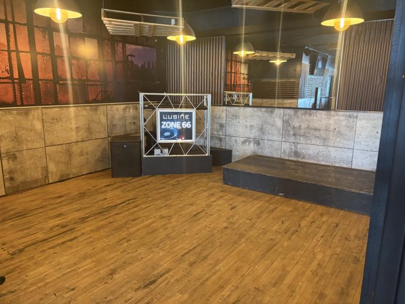 DJ booth et plancher de danse
