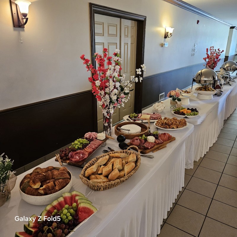 Notre service traiteur est également disponible pour vos réceptions, contactez-nous pour une expérience des plus inoubliables.