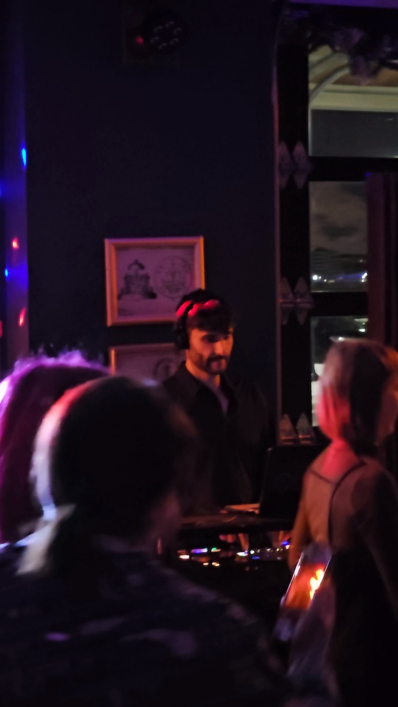 Poursuivez la soirée avec de la musique sur notre piste de danse.