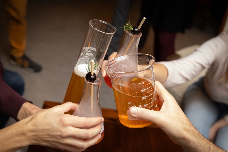 Sélections de cocktails moléculaires servie dans de la verrerie de laboratoire.