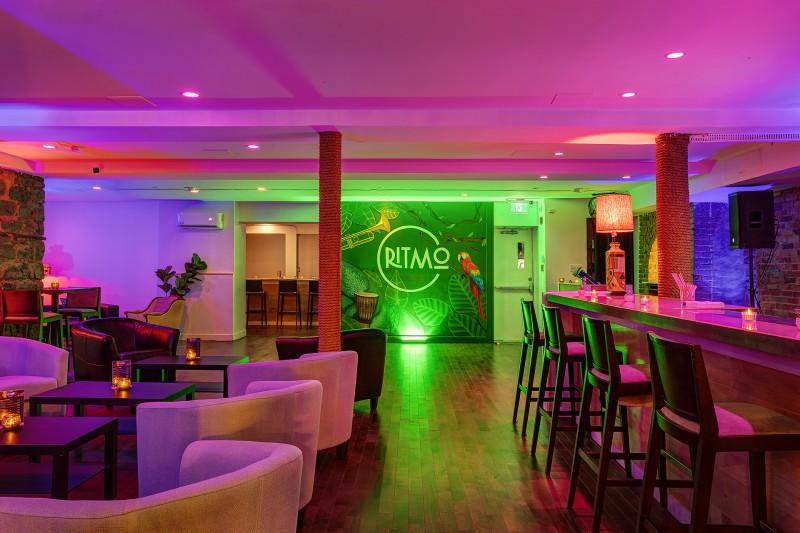 Mur de pierres, fauteuils, bar, murale