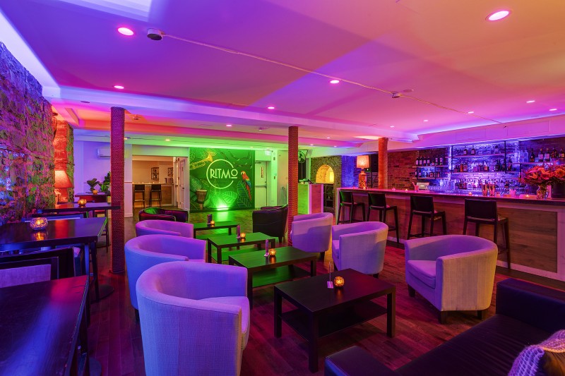 Mur de pierres, fauteuils, bar, murale