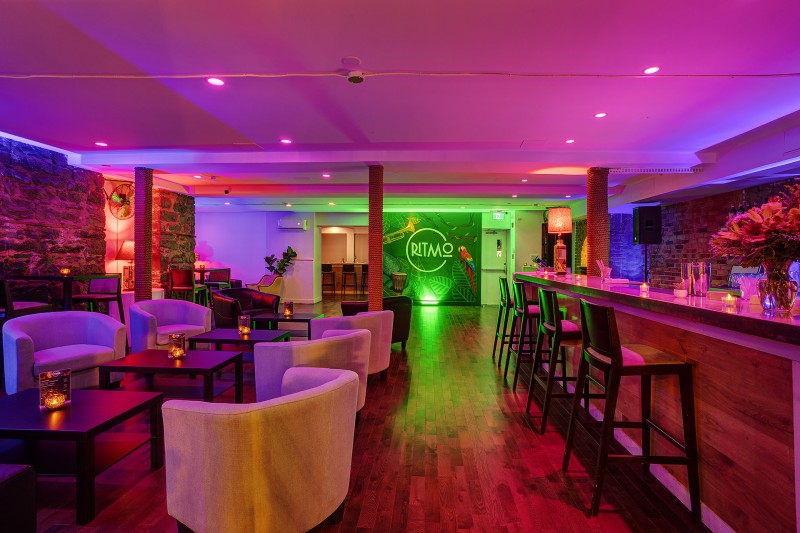 Mur de pierres, fauteuils, bar, murale