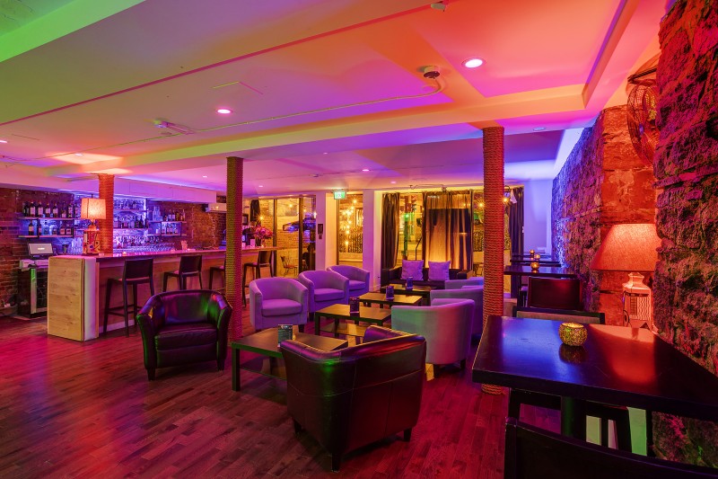 Fauteuils, le tout peut être réarrangé pour tables basses ou hautes