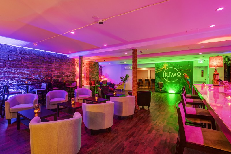 Mur de pierres, fauteuils, bar, murale