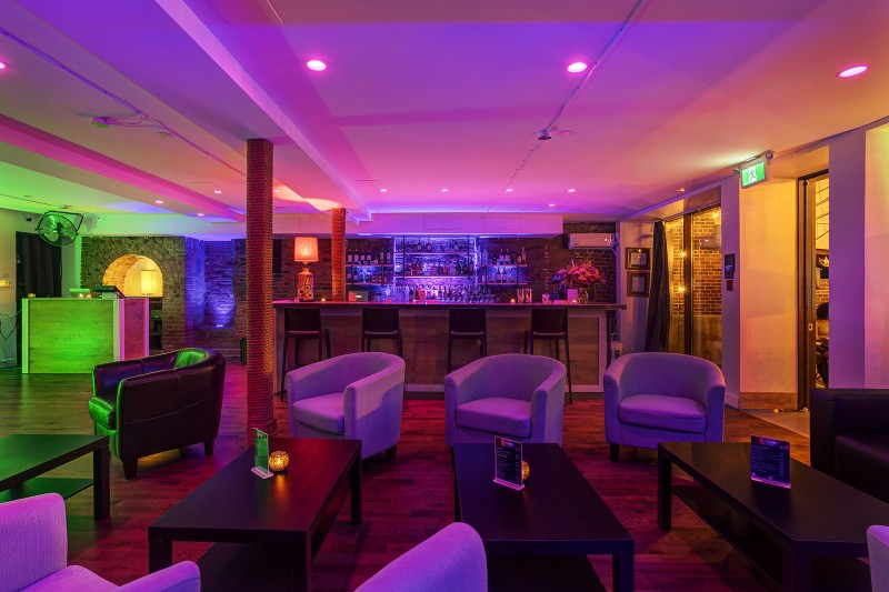 Mur de pierres, fauteuils, bar, murale